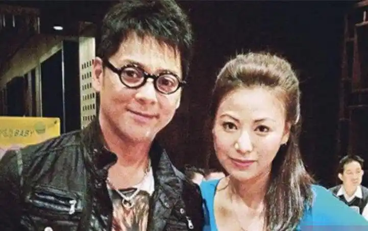 5年后的2016年,54岁的莫少聪,再次离婚,和小他26岁的老婆孙云玲分手.