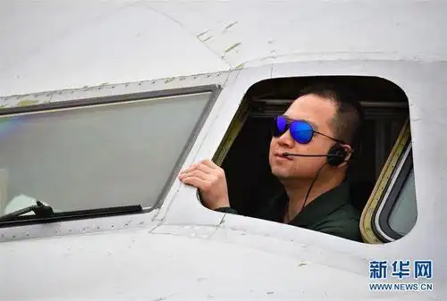 4月2日,航空工业试飞中心试飞员赵鹏从驾驶舱舷窗向外观察.