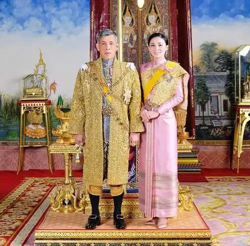 泰国国王加冕1周年纪念日!苏提达晒跪丈夫脚边照片,爱的真卑微