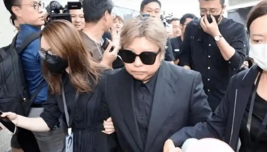 这些人里面就包括刘德华,成龙,张学友,李安,谭咏麟,莫文蔚,梁静茹