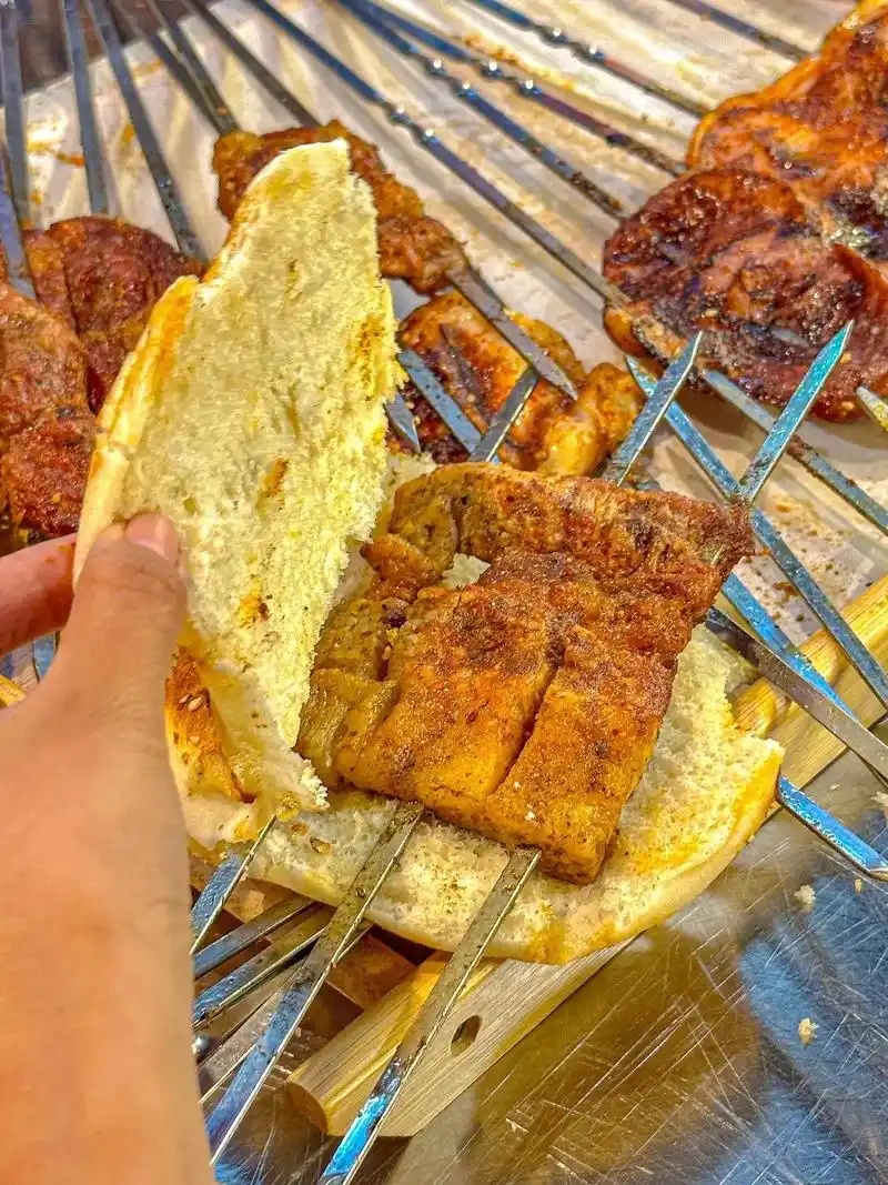 贼好吃的烤火烧夹大块肉!夏天就是要哈酒吃烤肉～最近 - 抖音