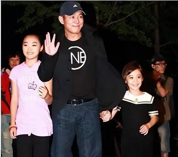 同样是李连杰基因,把黄秋燕女儿和利智女儿一对比,差距就出来了_李思