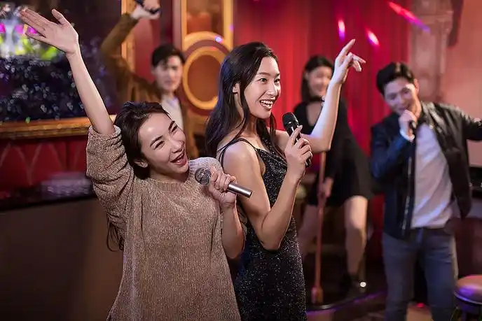 快乐的朋友们在ktv唱歌