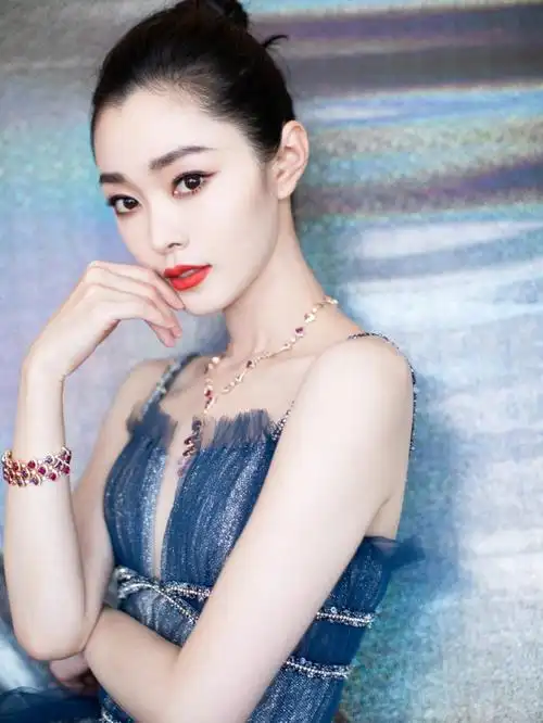 宋轶冰雪奇缘艾莎裙一展曼妙天鹅颈