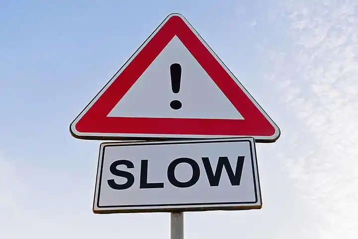 红色和白色注意警告路标志