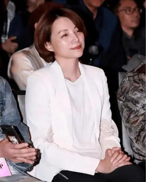 董卿不到50就断崖式衰老穿奶奶碎花裙配布鞋跟气质沾不上边