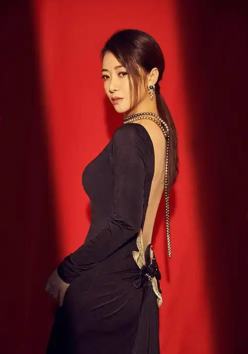 作为一位来自中国内地的女演员,以其惊人的容貌和完美的身材备受瞩目