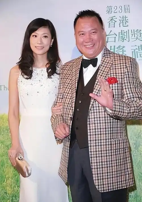 河南女婿万梓良对前妻恬妞没有亏欠爱小16岁娇妻也爱洛阳