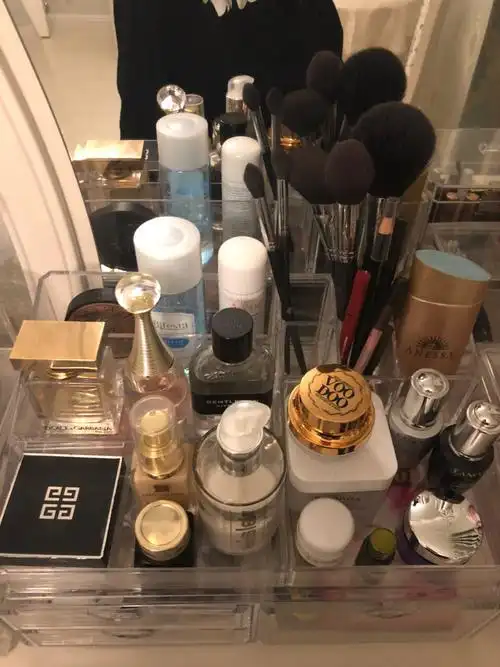 女人梳妆台化妆品图片化妆台上的化妆品图片真实梳妆台化妆品图片梳妆