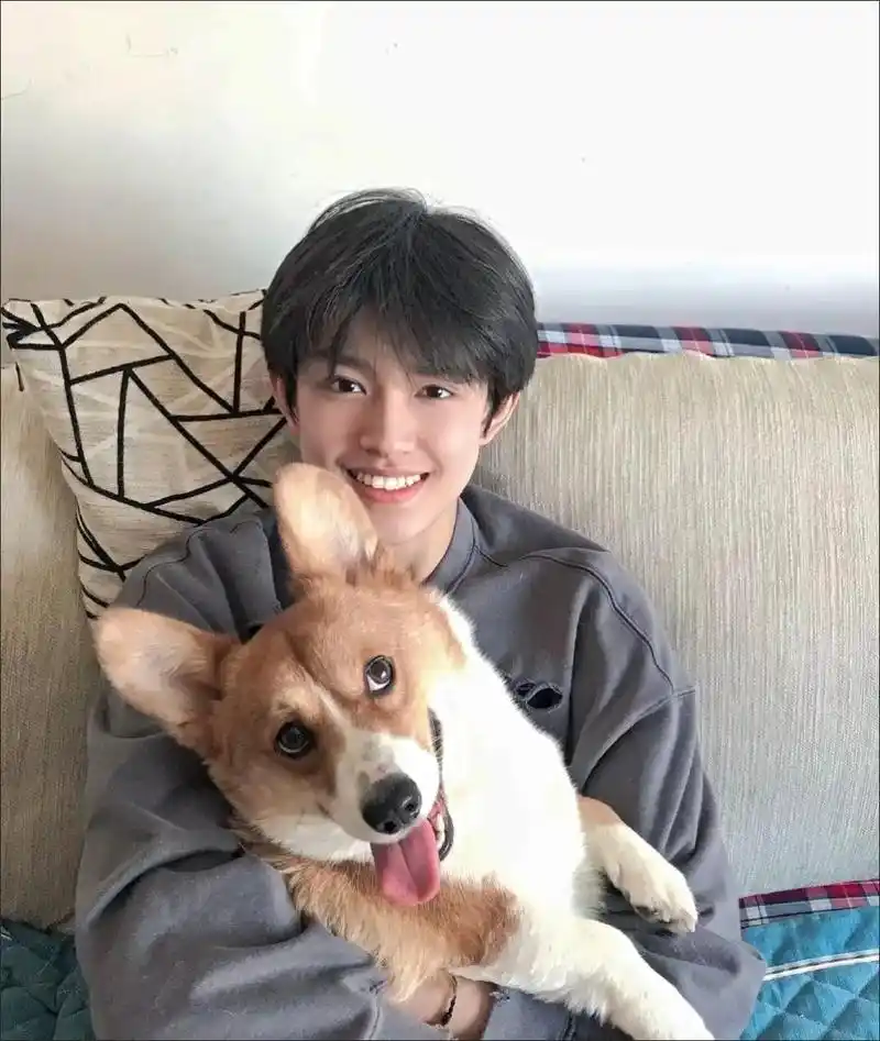 好久没发作品了,发几张极禹的照片吧 - 抖音