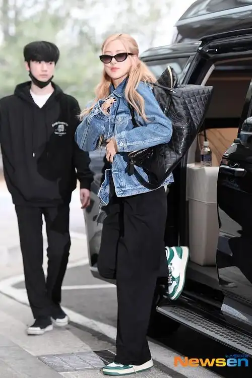 230310ros07超话@roses_are_rosie金浦机场出境新闻图18p98la