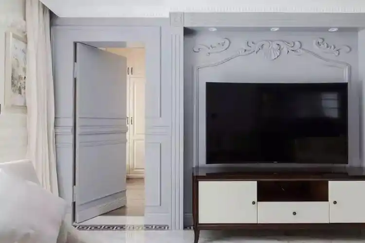 电视背景墙上有门那就设计一扇帅气时尚的隐形门
