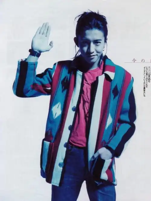 求木村拓哉一张扎头发的照片,衣服貌似是蓝色的,没刘海的