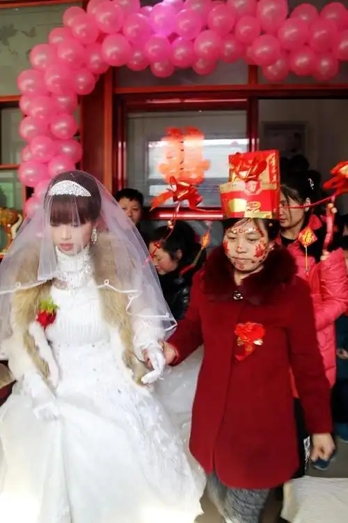 实拍农村传统婚宴 新娘还挺漂亮的!