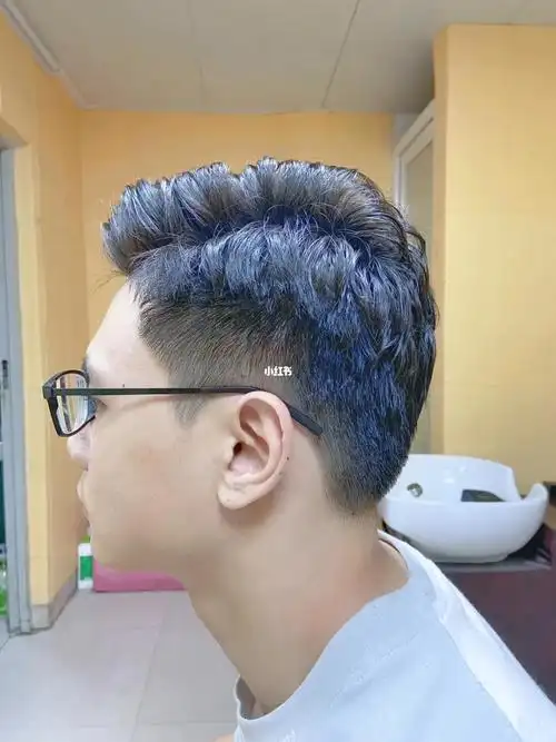 背头三七分纹理烫精神小伙来一个