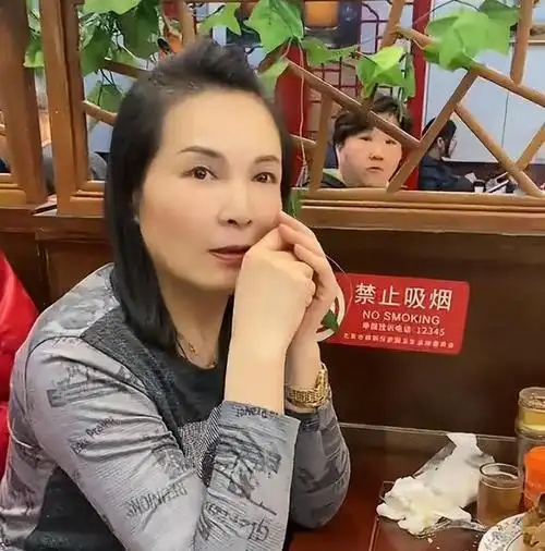 她跟郭凯敏打完招呼后,也对他的妻子和孩子进