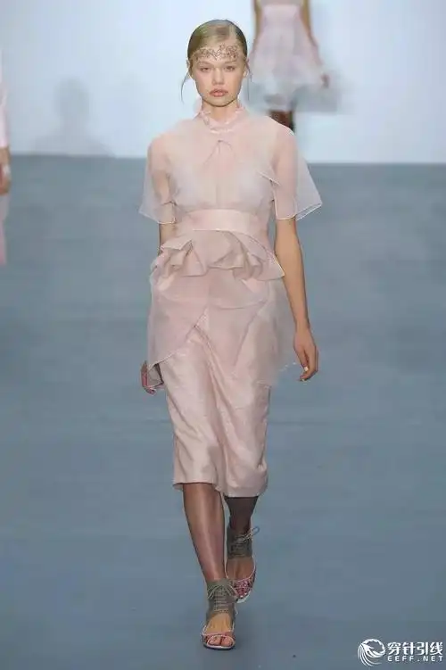 2016伦敦时装周之最 -- 透明薄纱