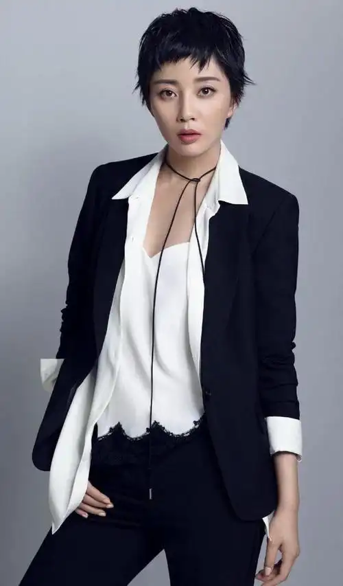 原创殷桃真放得开,短发配粗链子太像男人,西装配粉红高跟鞋更辣眼