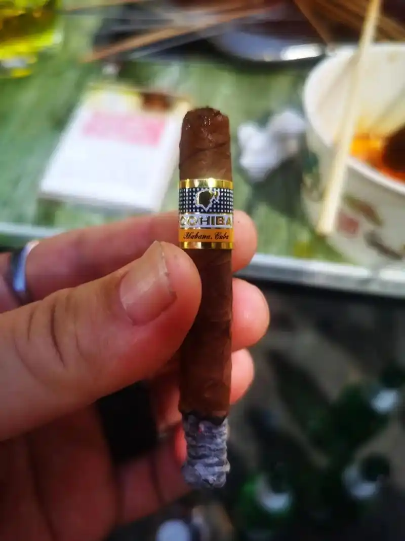 朋友送的小雪茄和烟灰缸!#原创 #手机摄影 #记录真实生活  - 抖音