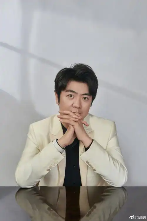 郎朗晒与吉娜亲密合照 二人贴脸搭肩幸福感满满