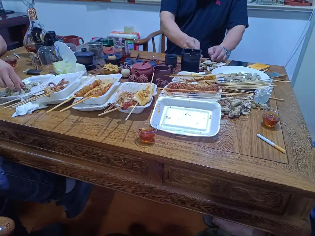 烧烤配洋酒够劲#深夜的酒 #唯有喝酒解千愁 #敬往事一杯酒 - 抖音