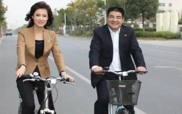 只不过,一开始桑晨不想让央视的其他人知道两人的身份.