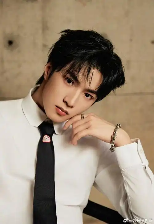 刘耀文灰色暗纹西装##刘耀文露额头硬帅##微博电影之夜