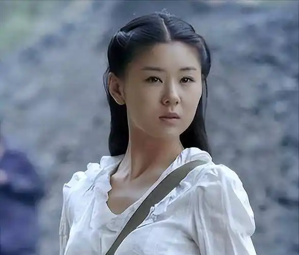 在拍摄《平凡的世界》时,李小萌饰演田晓霞的通告一出,无数原著粉纷纷