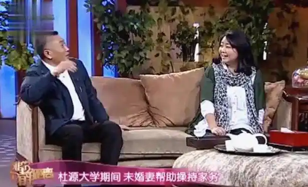 杜源拍戏的过程中,难免要和女演员接触,但是范小春都不在意.