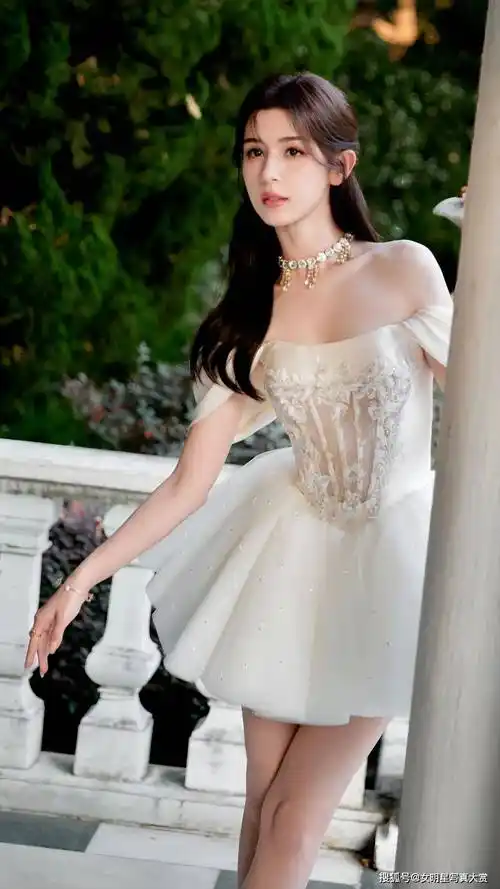 【哈妮克孜唯美写真】白色公主裙,温柔迷人,芭蕾舞者般优雅曼妙_品牌