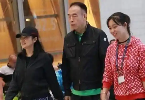 陈凯歌陈红夫妇机场近照曝光妻子素颜憔悴助理更美恩爱20年仍穿情侣装