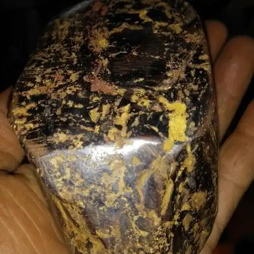 这个是什么石切开打磨后很光滑,应该不是铁矿石吧!请求大家指点多谢.