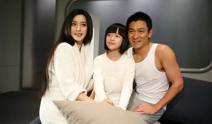 女大十八变!"周星驰女儿"赴美求学7年毕业,晒与母合照见巧思