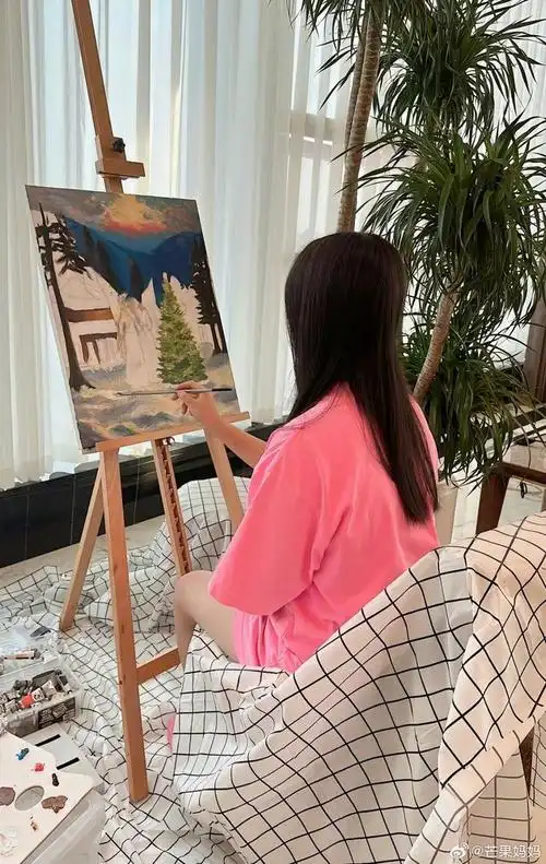 王诗龄画的圣诞油画,被学校选做了圣诞宣传图