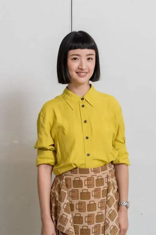 林依晨换风格了狗啃刘海配无袖裙秀身材气色不像38岁