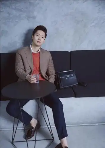 38岁的凌潇肃现身某机场,发福严重成大叔,衣服凌乱简直看不完