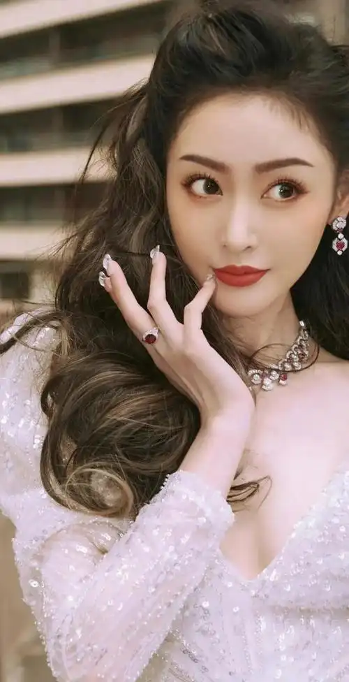 90后火辣女星张天爱!饱满身材令人陶醉,性感魅力不可挡!