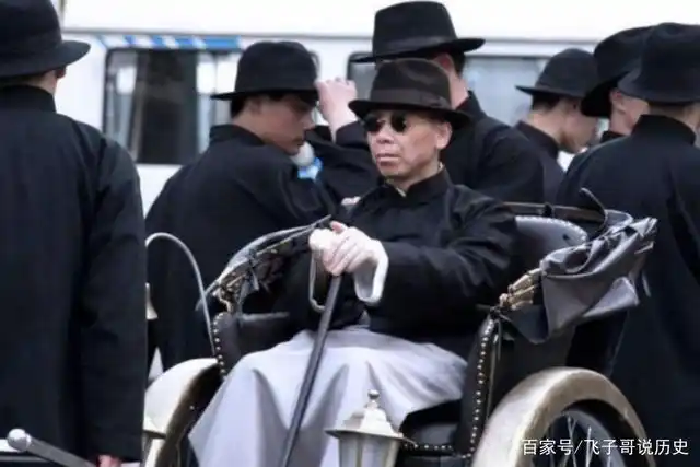 看过电影功夫的人都知道,上海滩的帮派是非常有特色的,斧头帮西装革履