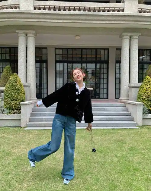 张子萱穿吊带 花苞裤好少女,夫妻俩甜蜜搂肩_身材_背心_白色