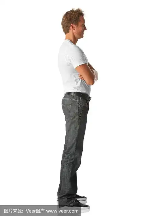 一个男人双臂交叉站着的侧面
