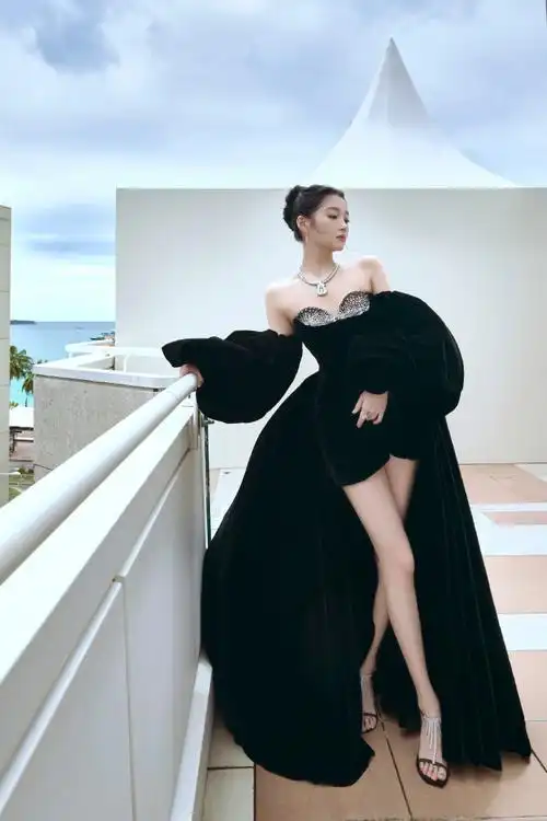 关晓彤黑天鹅高定