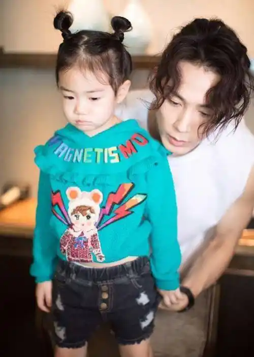 李承铉公开谈夫妻生活引热议 戚薇爆料的更具体(夫妻俩都好敢说)_娱乐