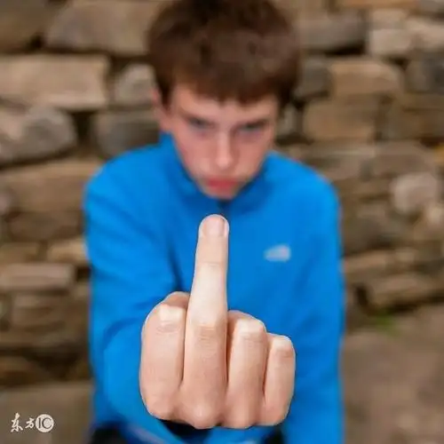 鄙视的手势为什么是伸出中指