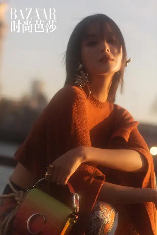 辛芷蕾出席巴黎时装周,短发亮相变身优雅气质女郎