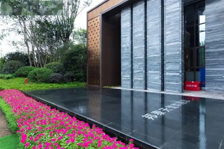 项目案场物业人用石子摆放的欢迎语/项目案场物业人在石头上作画冬天