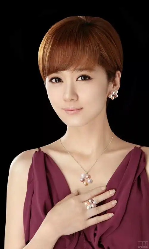 谁有这张拉娜的这个壁纸?