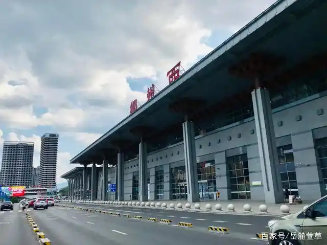 郴州西站位于郴州经济开发区内,那天,经郴州大道来到这里,搭乘高铁回