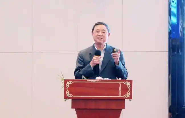 蔚蓝生物黄炳亮董事长作报告,希望蔚蓝员工要养成独立思考,尊重科学的