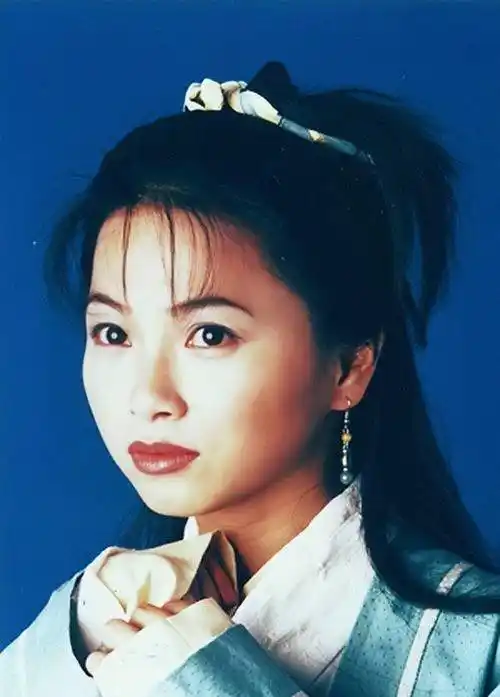 高温摆摊卖水果,戴草帽似寻常农妇_刘玉翠_事业_女明星