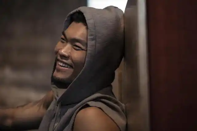 李玖哲(右二)爱吃,很早就比爸爸胖,直到3年前才健身有成 而日前他在